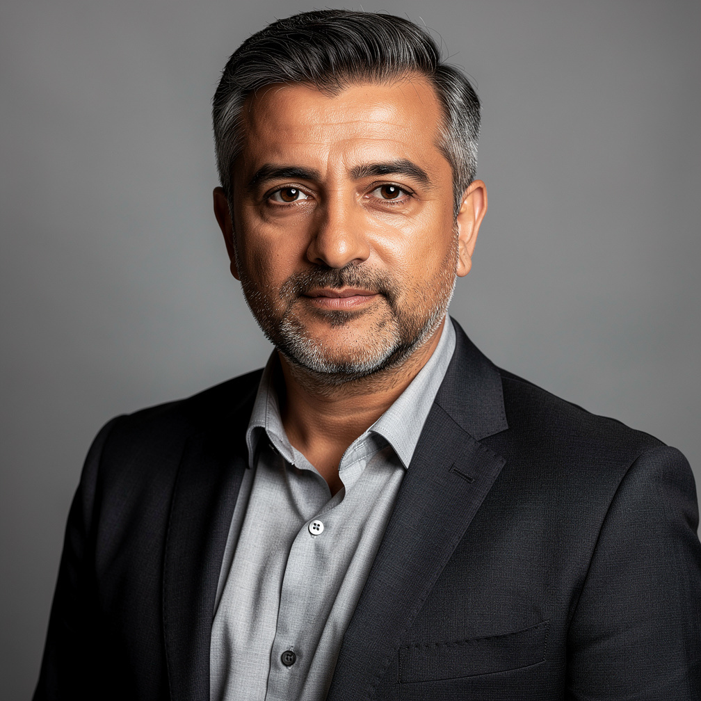 Türk erkek yayın yönetmeni stüdyo portresi