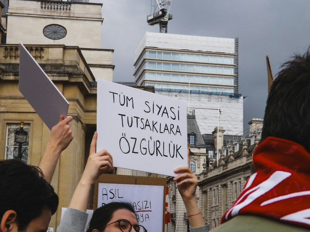Stüdyoda gergin bir tartışma anındaki iki konuk