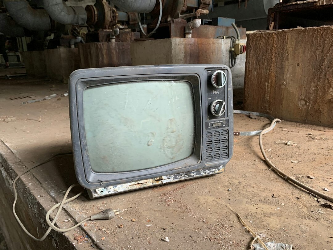 Teleprompter arızası anında gerginlik yaşayan sunucu